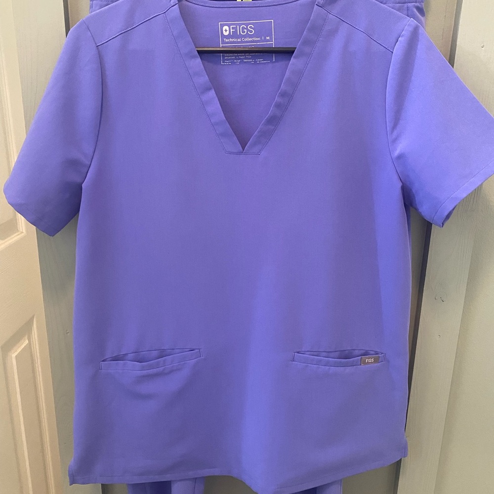 Figs Boxy Relaxed Purple Short Sleeve Tee and Petite jogger bottoms